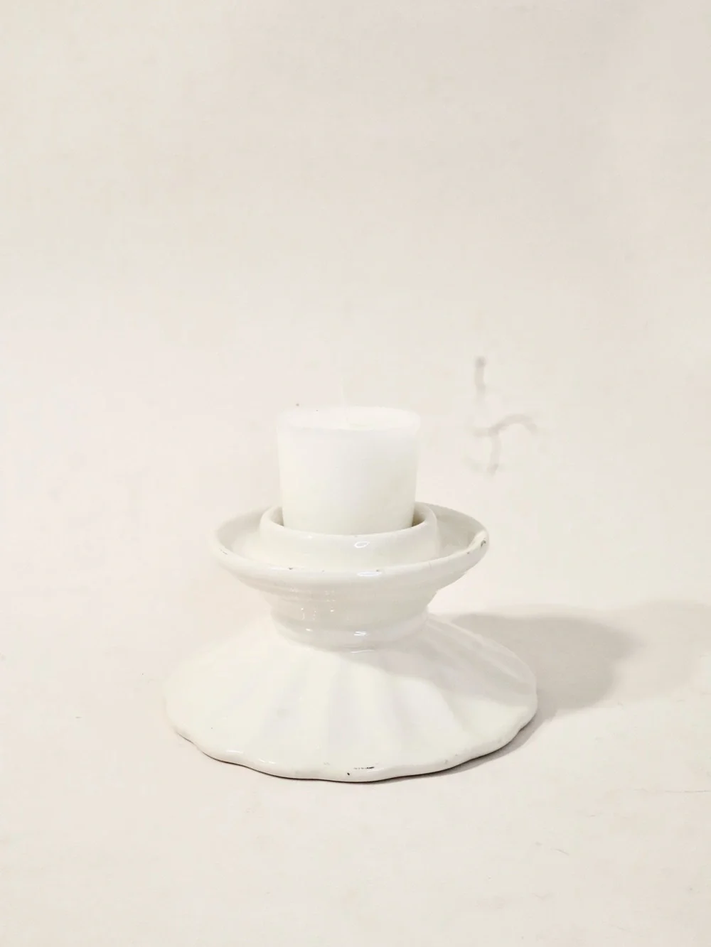Yankee 2011 White porcelain candle tealight holder with a flared scalloped base